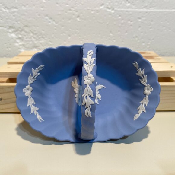 Wedgwood Blue Jasperware Floral Fluted Basket with White Motif - Picture 3 of 8